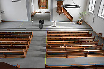 Die Grundrisse der Vorgängerkirchen, jeweils mit allen Erweiterungen: die erste Kirche von 850 (grün) und die zweite Kirche, die 1766 abgerissen wurde (gelb)