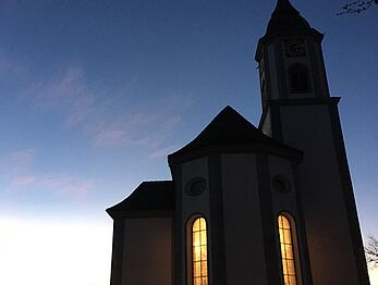 Abenstimmung vor der katholischen Kirche Homburg